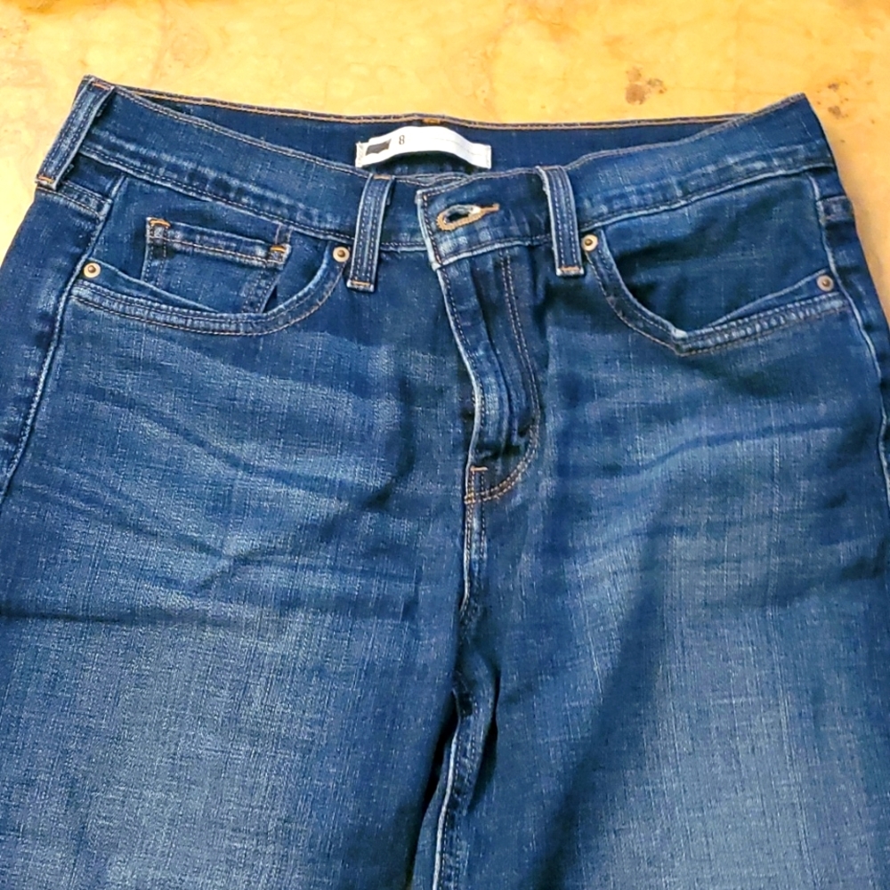 Levi's women's size 8 dark blue Jean capri
